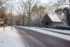 801333 Gezicht in de Julianalaan te Bilthoven (gemeente De Bilt), tijdens winterse omstandigheden, met rechts de ...